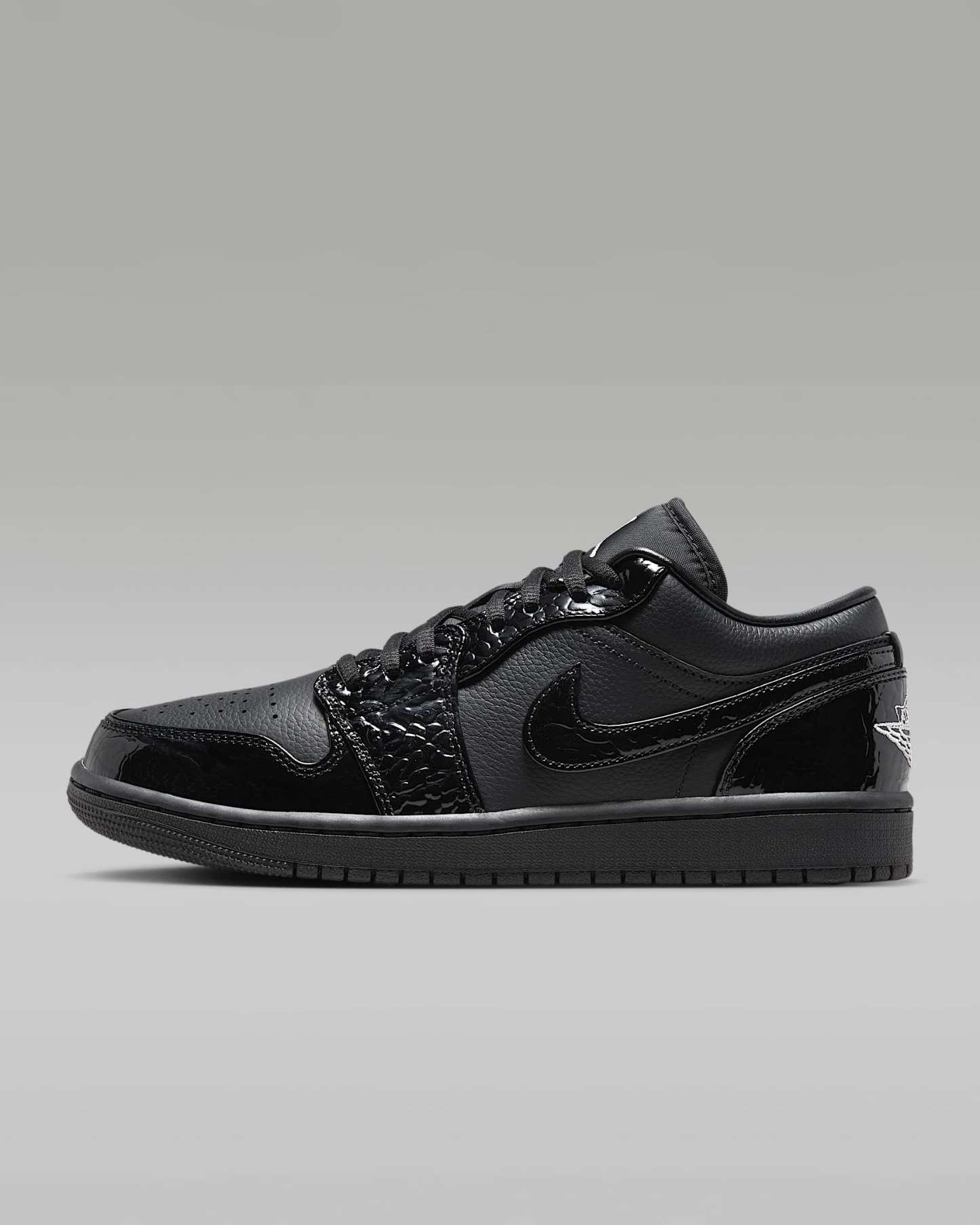 Air Jordan 1 Low SE Damenschuh – Schwarz/Weiß/Metallic Silver/Schwarz