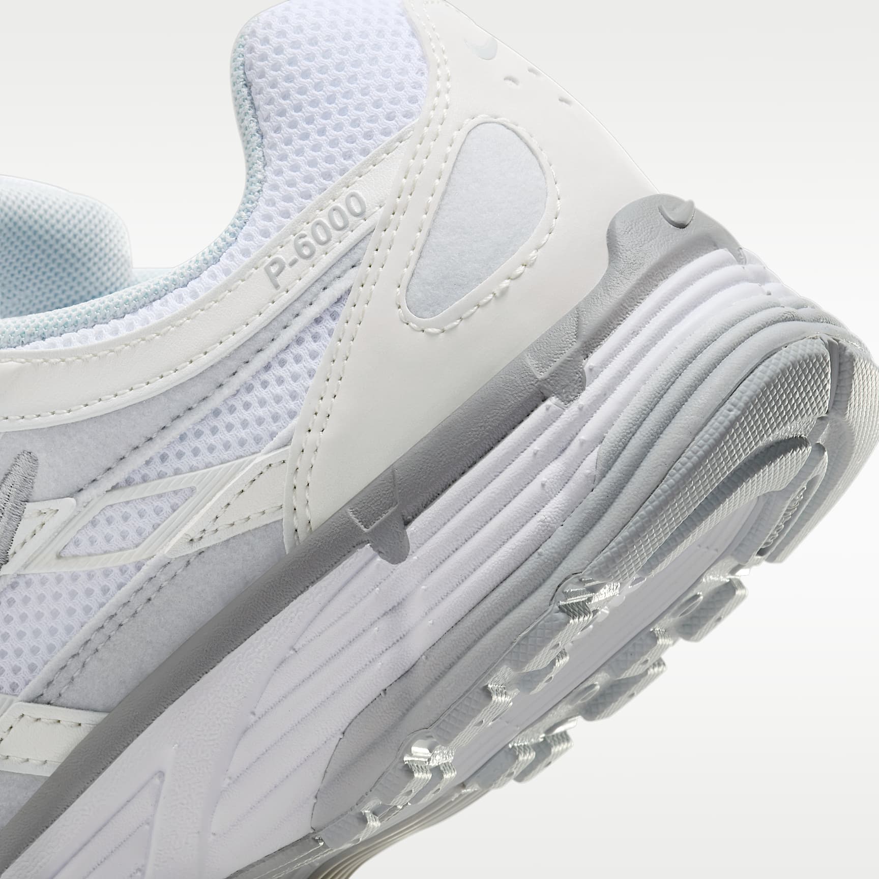 Nike P-6000 Schuh (Damen) – Metallic Summit White/Pure Platinum/Wolf Grey/Weiß