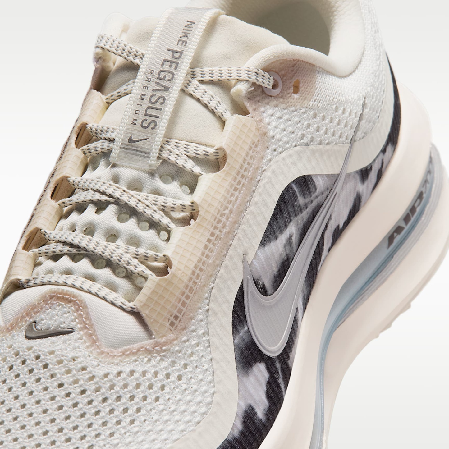 Nike Pegasus Premium SE Straßenlaufschuh (Damen) – Phantom/Anthracite/Metallic Silver/Pencil Point