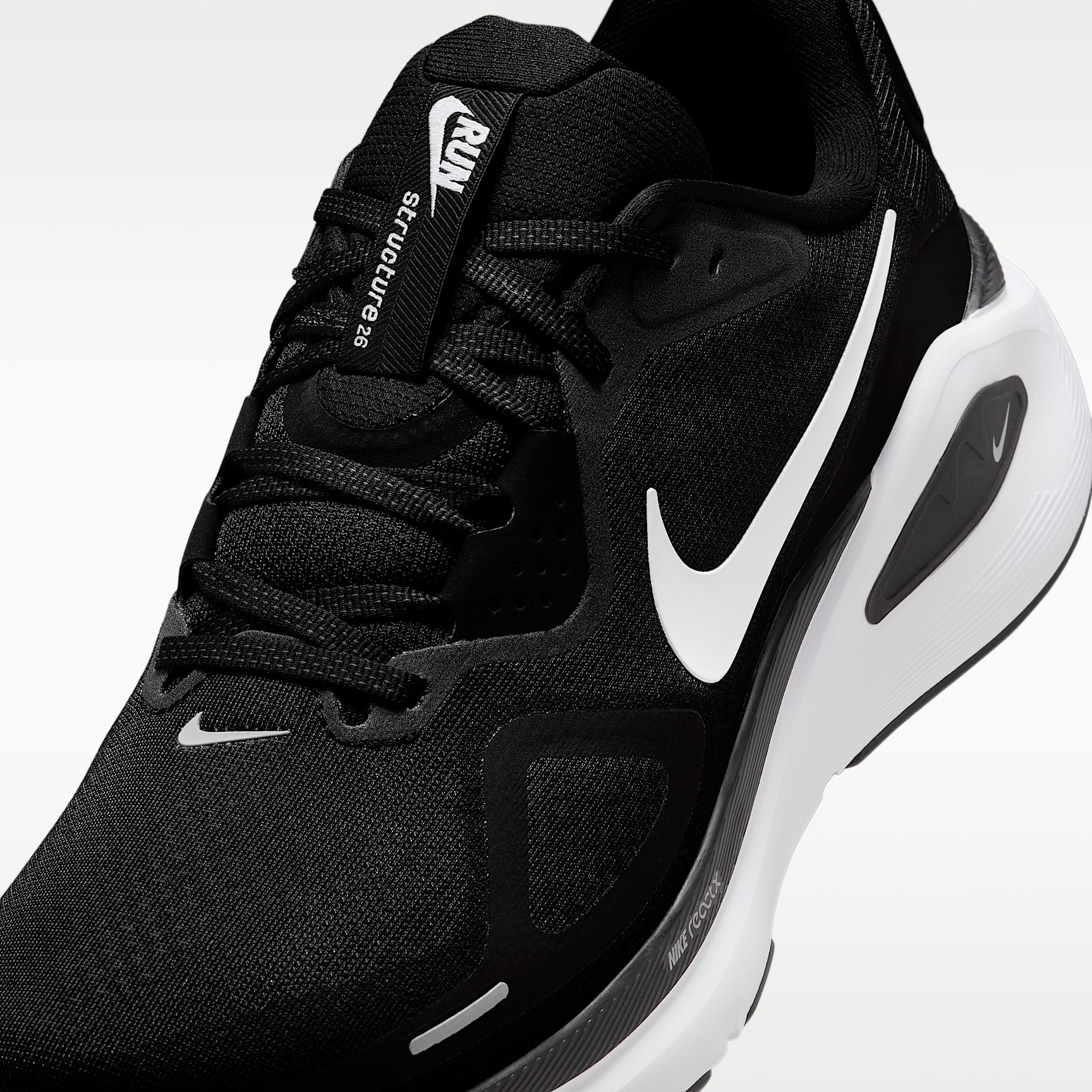 Nike Structure 26 Straßenlaufschuh (Herren) – Schwarz/Cool Grey/Metallic Silver/Weiß
