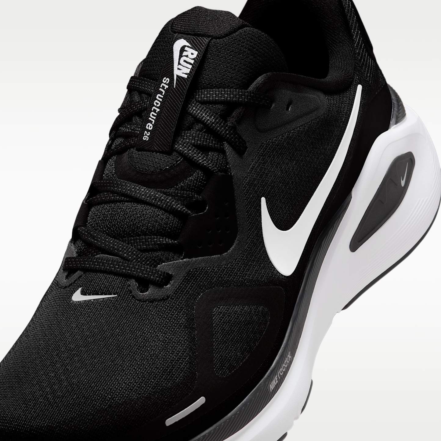 Nike Structure 26 Straßenlaufschuh (Herren) – Schwarz/Cool Grey/Metallic Silver/Weiß