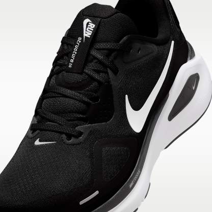 Nike Structure 26 Straßenlaufschuh (Herren) – Schwarz/Cool Grey/Metallic Silver/Weiß