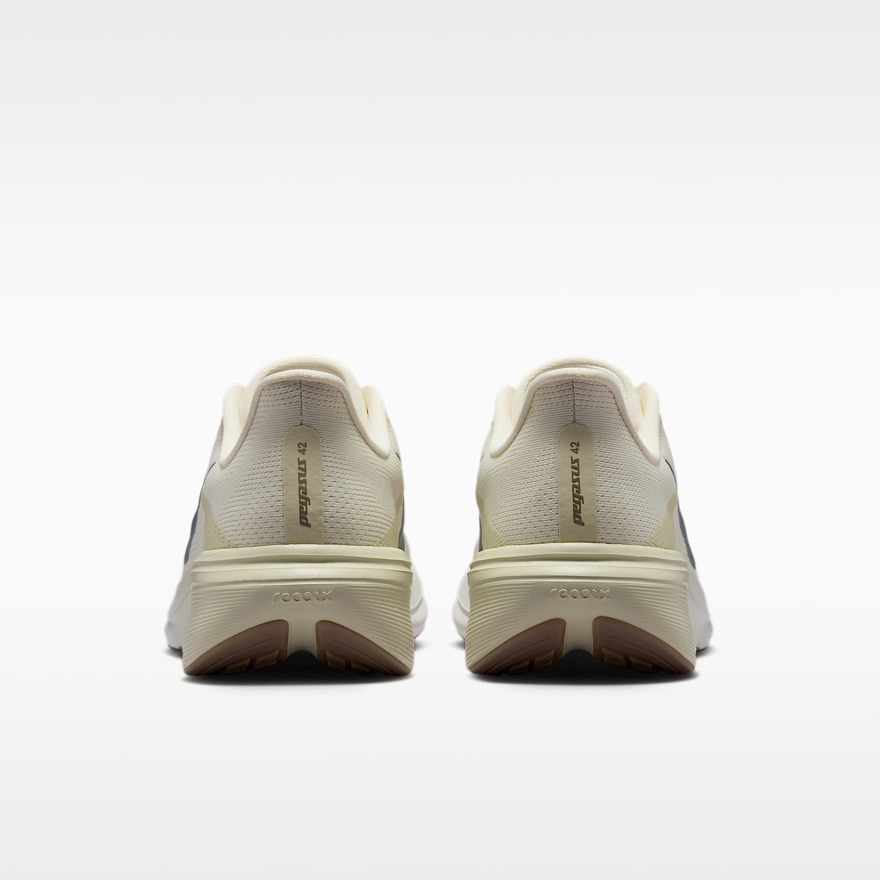 Nike Pegasus 42 Straßenlaufschuh (Herren) – Coconut Milk/Light Khaki/Gum Light Brown/Metallic Silver