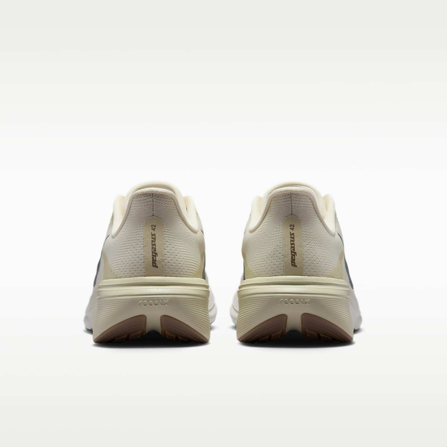Nike Pegasus 42 Straßenlaufschuh (Herren) – Coconut Milk/Light Khaki/Gum Light Brown/Metallic Silver