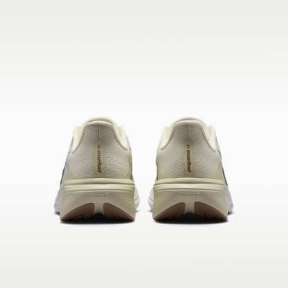 Nike Pegasus 42 Straßenlaufschuh (Herren) – Coconut Milk/Light Khaki/Gum Light Brown/Metallic Silver