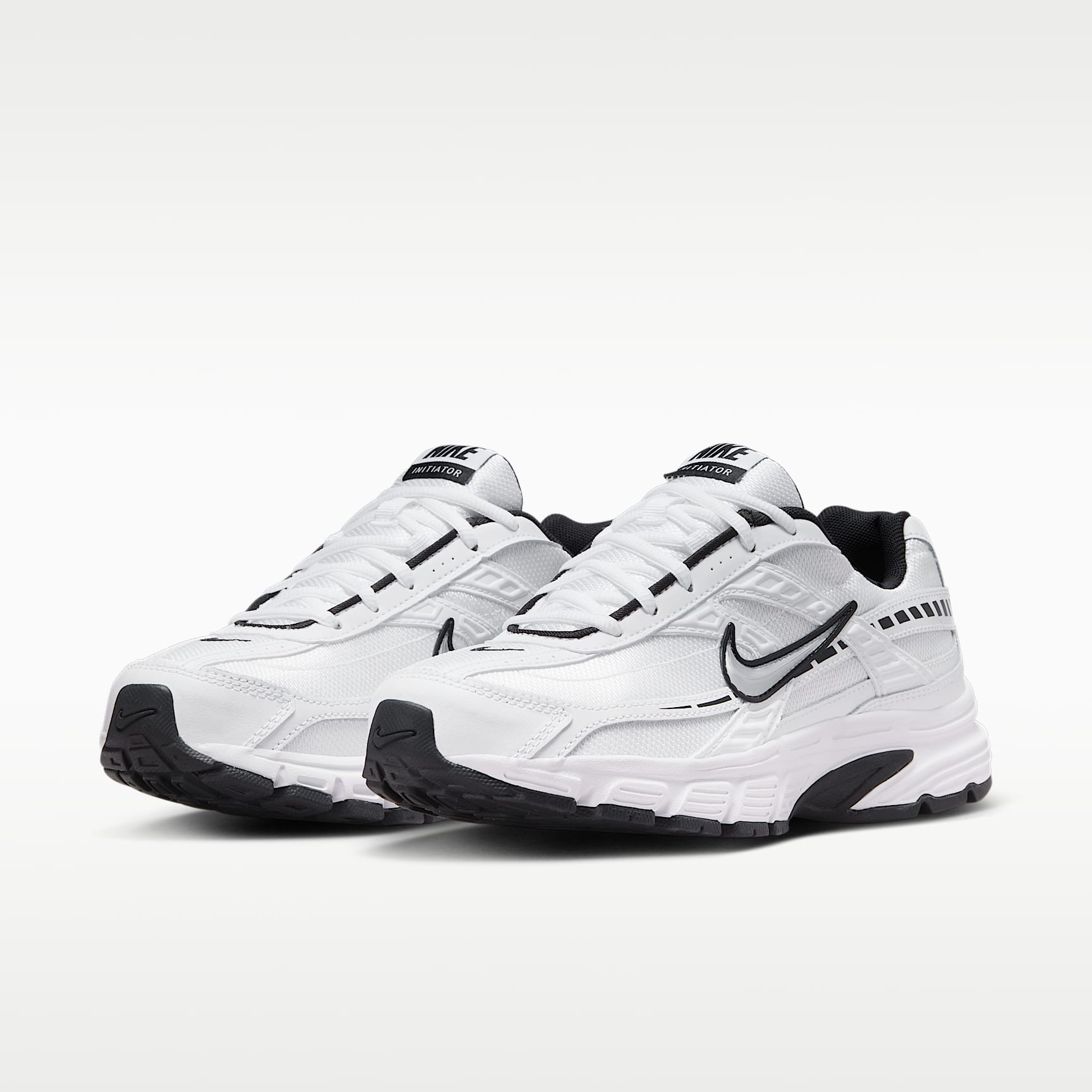 Nike Initiator Damenschuh – Weiß/Weiß/Schwarz/Metallic Silver