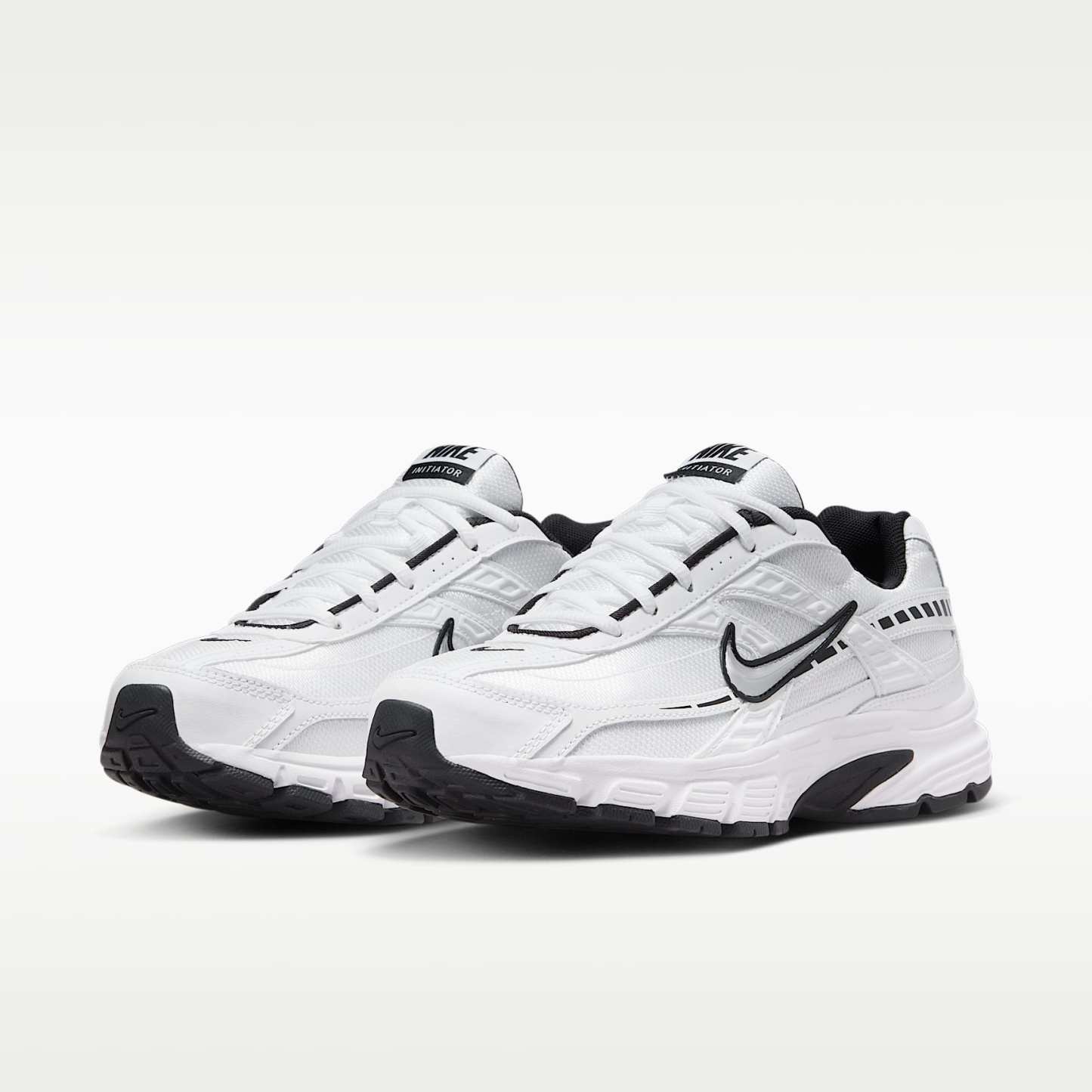 Nike Initiator Damenschuh – Weiß/Weiß/Schwarz/Metallic Silver