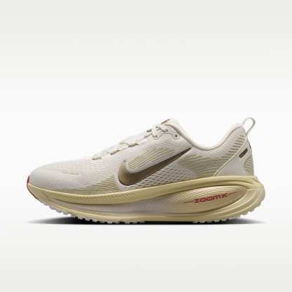 Nike Vomero 18 Straßenlaufschuh (Damen) – Sail/Light Khaki/Filbert/Metallic Gold Grain