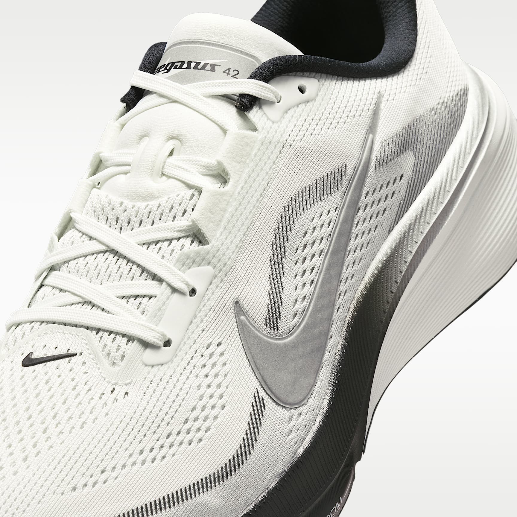 Nike Pegasus 42 Straßenlaufschuh (Herren) – Summit White/Photon Dust/Schwarz/Metallic Silver