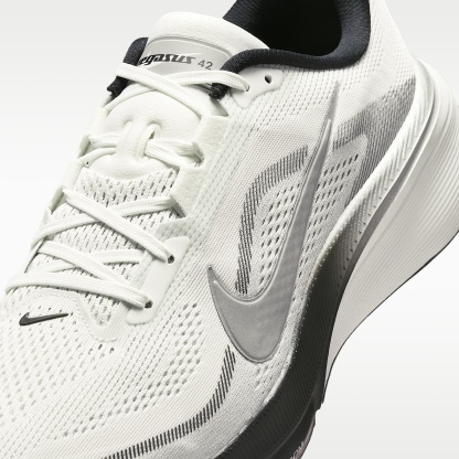 Nike Pegasus 42 Straßenlaufschuh (Herren) – Summit White/Photon Dust/Schwarz/Metallic Silver