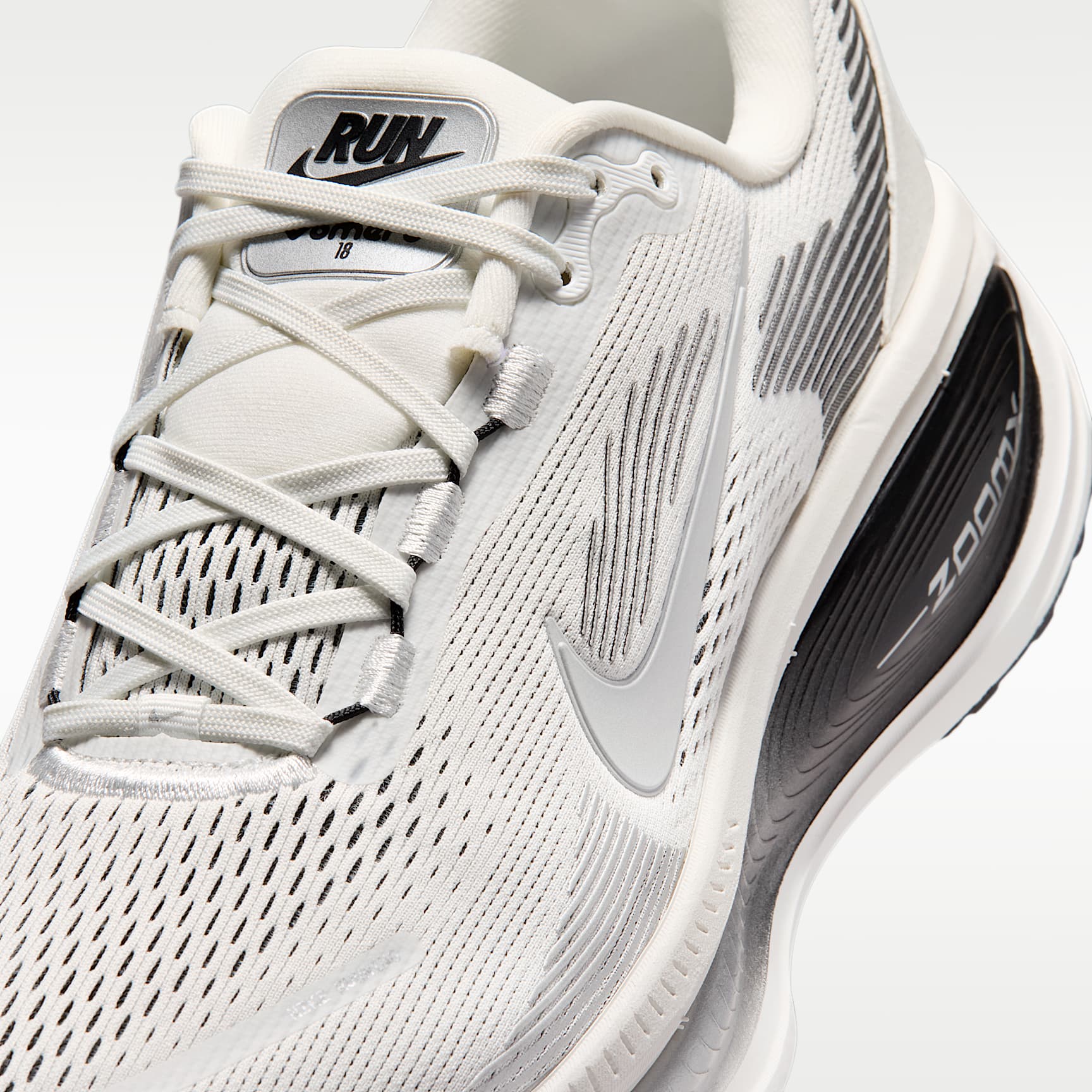 Nike Vomero 18 Straßenlaufschuh (Herren) – Summit White/Schwarz/Off White/Metallic Silver