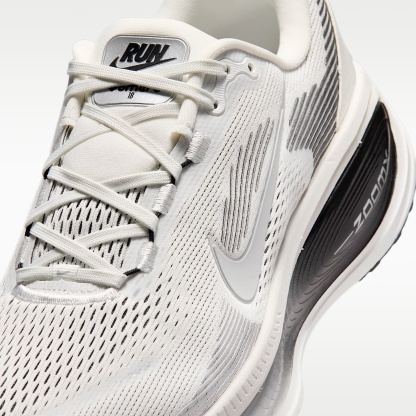 Nike Vomero 18 Straßenlaufschuh (Herren) – Summit White/Schwarz/Off White/Metallic Silver