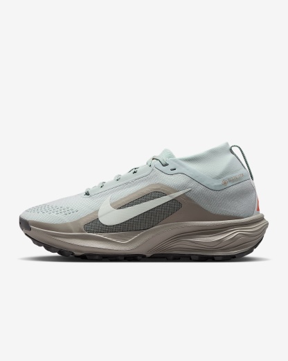 ACG Pegasus Trail GORE-TEX wasserfester Traillaufschuh (Damen) – Light Silver/Light Army/Safety Orange/Light Silver