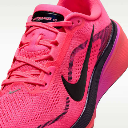 Nike Pegasus 42 Straßenlaufschuh (Damen) – Hyper Pink/Laser Crimson/Fuchsia Blast/Schwarz