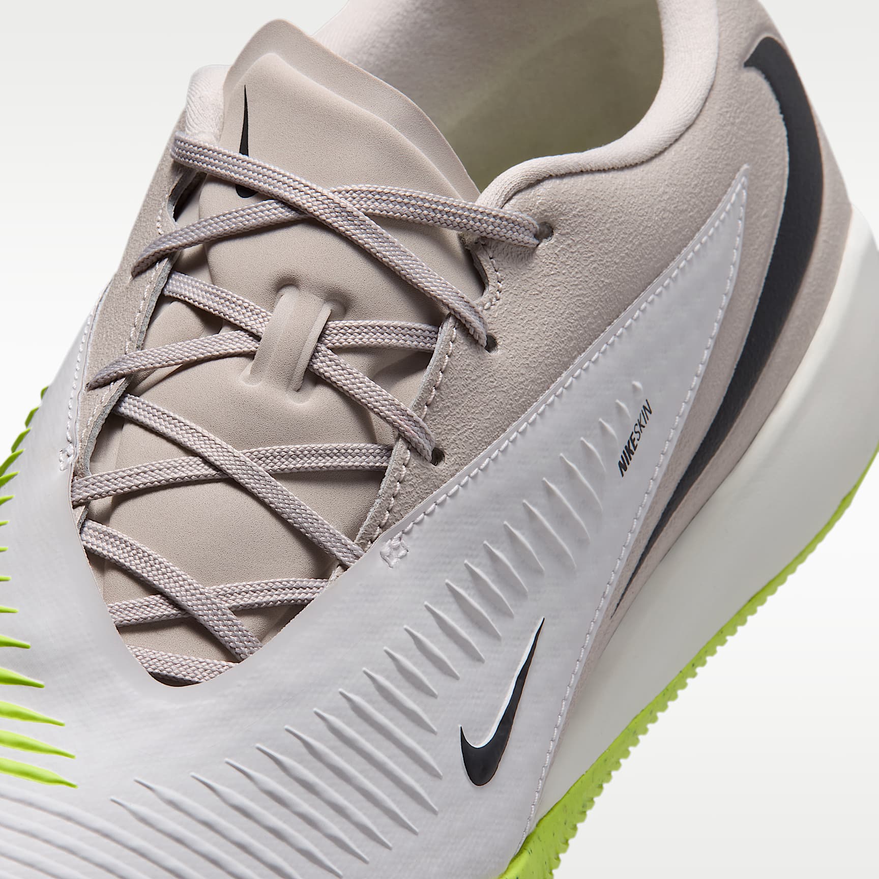 Nike Phantom 6 Low Academy Fußballschuh für Hallen- und Hartplätze – Moon Particle/Lemon Venom/Schwarz