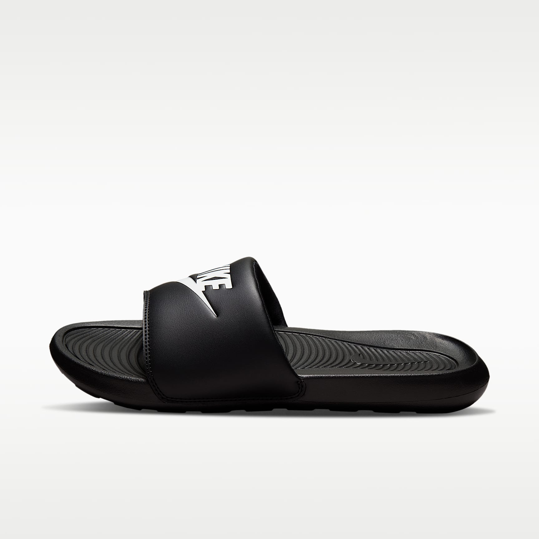 Nike Victori One Slides (Herren) – Schwarz/Schwarz/Weiß