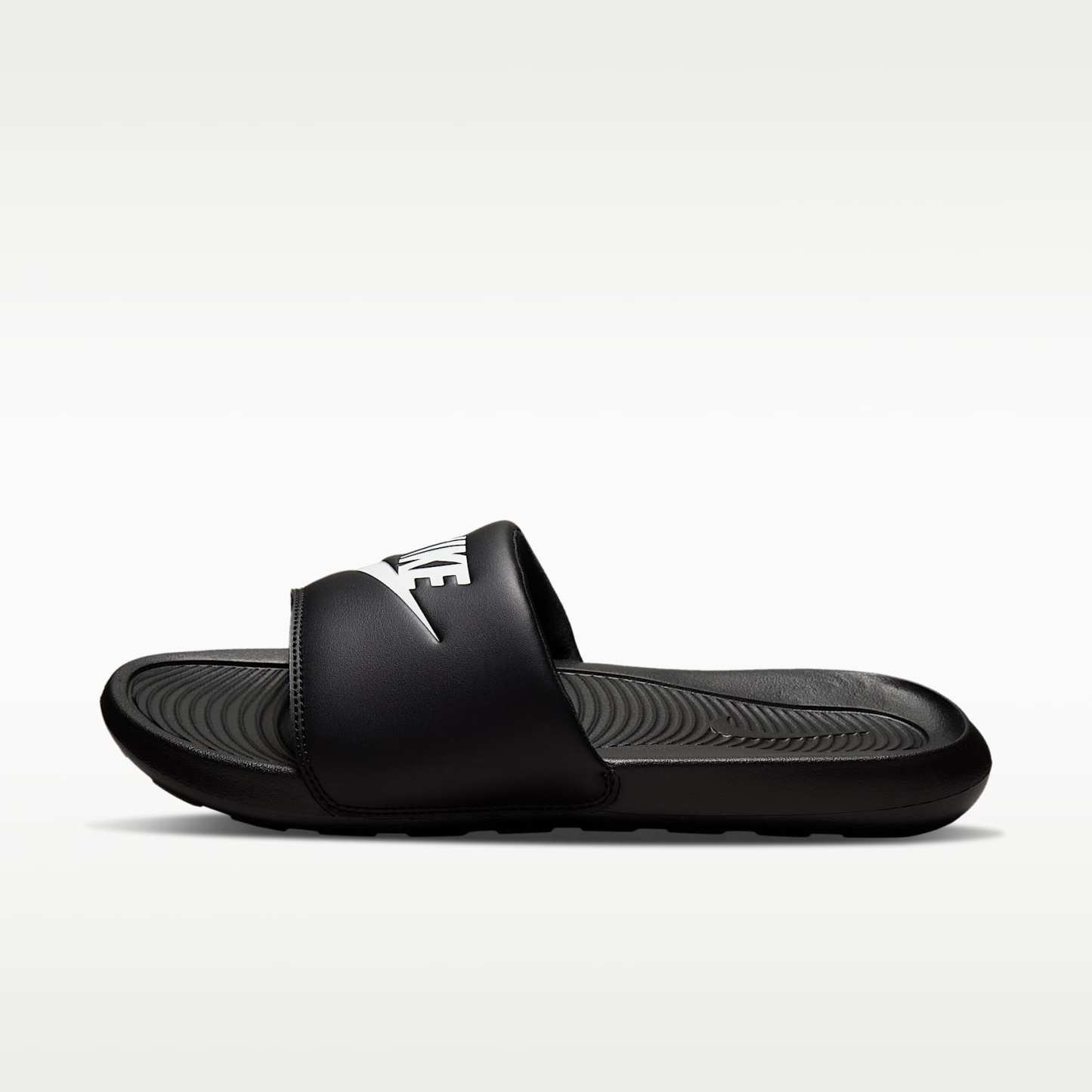 Nike Victori One Slides (Herren) – Schwarz/Schwarz/Weiß