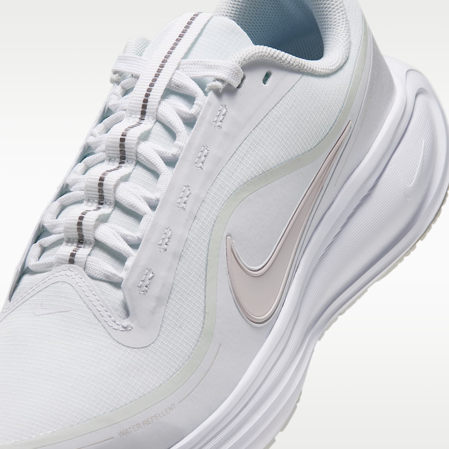 Nike Revolution 8 Utility Straßenlaufschuh (Damen) – Weiß/Off White/Schwarz/Platinum Tint