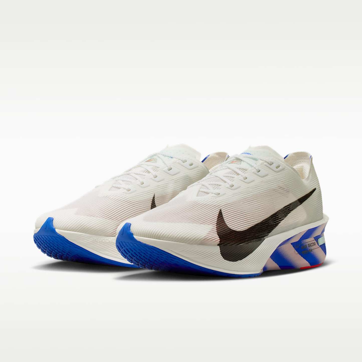 Nike Vaporfly 4 Straßenlaufschuh für Wettkämpfe (Herren) – Weiß/Racer Blue/Silt Red/Schwarz