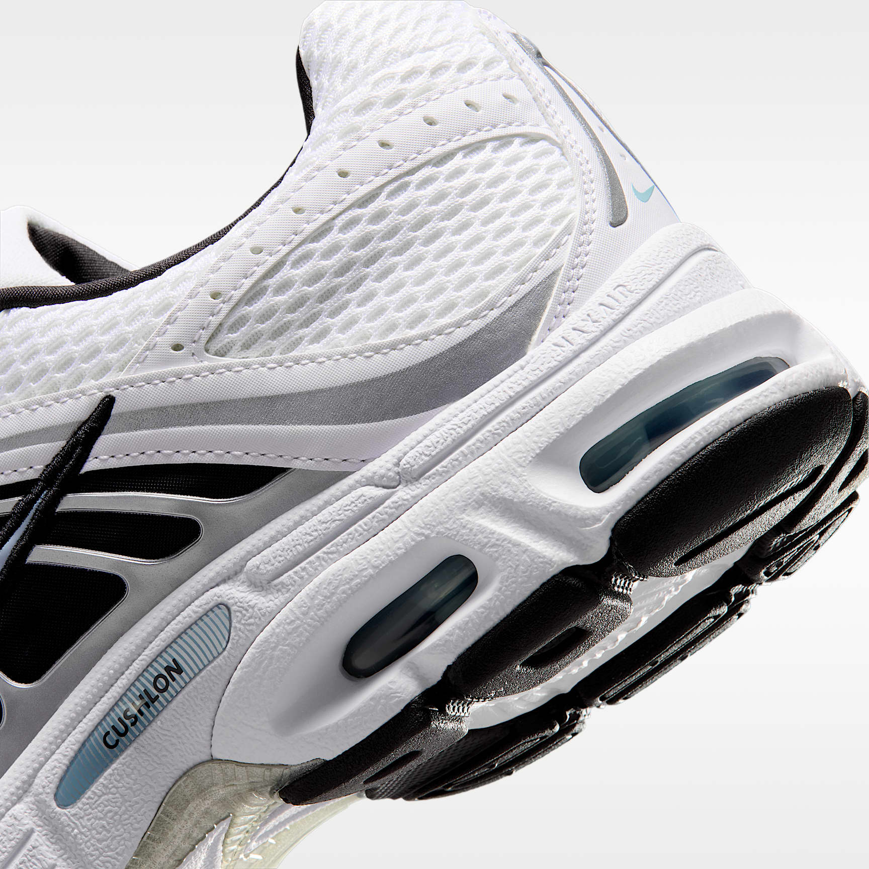 Nike Air Max Moto 2K Schuh (Herren) – Weiß/Light Armory Blue/Metallic Silver/Schwarz