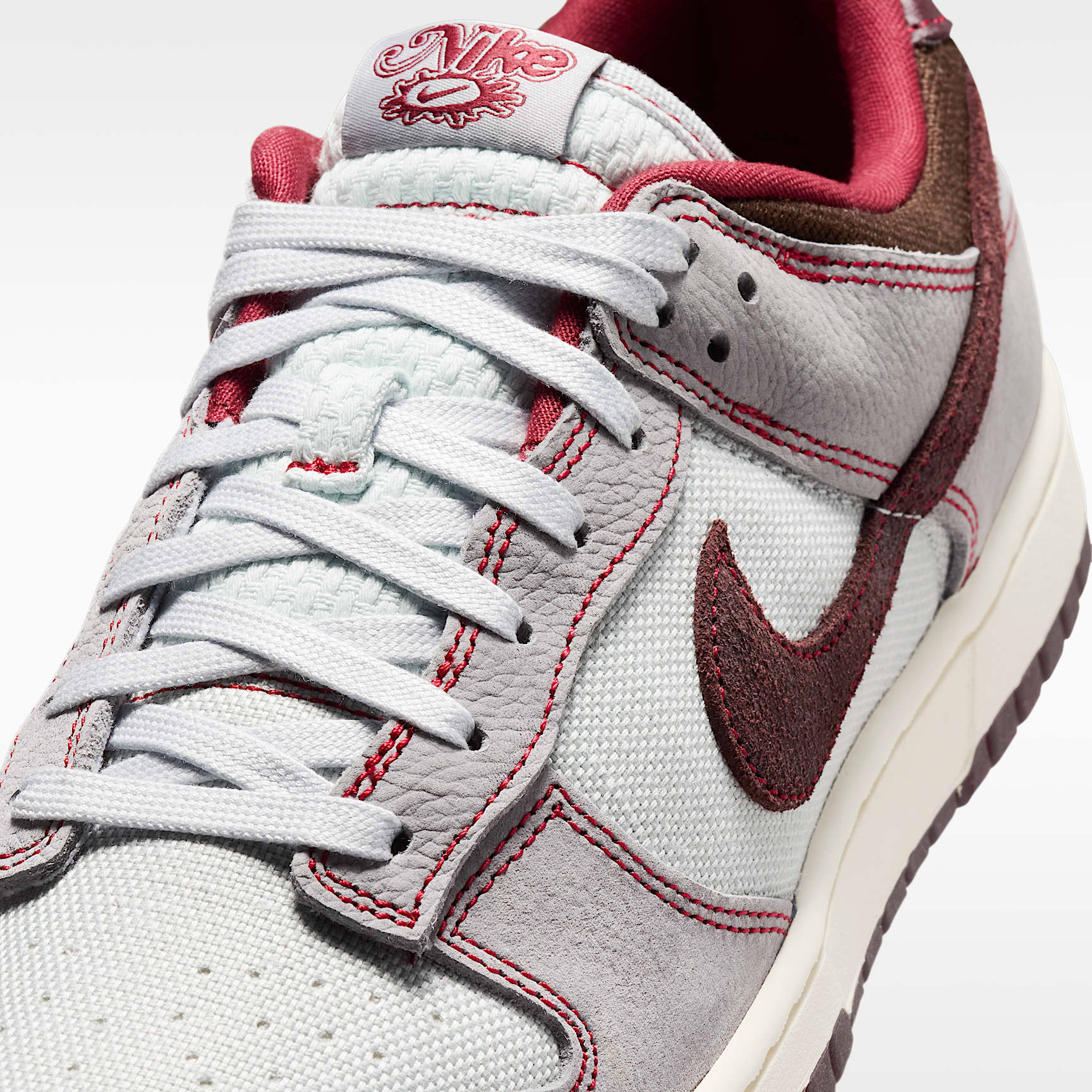 Nike Dunk Low Retro SE Schuh (Herren) – Pure Platinum/Wolf Grey/Team Red/Burgundy Crush