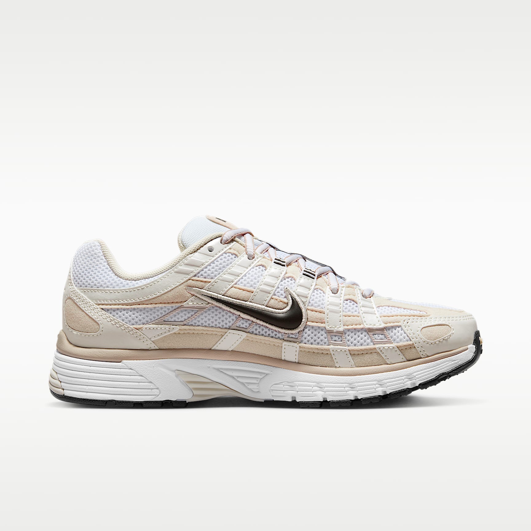 Nike P-6000 Damenschuh – Light Orewood Brown/Weiß/Metallic Summit White/Schwarz