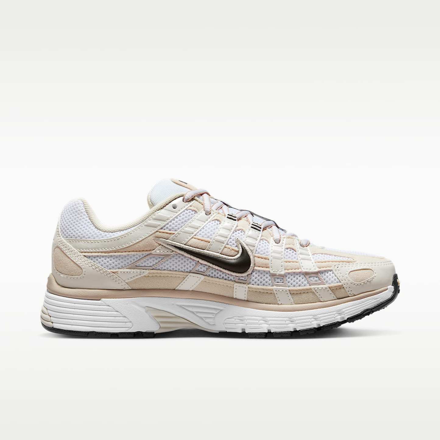 Nike P-6000 Damenschuh – Light Orewood Brown/Weiß/Metallic Summit White/Schwarz