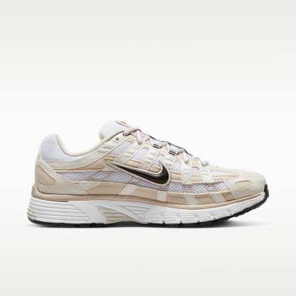 Nike P-6000 Damenschuh – Light Orewood Brown/Weiß/Metallic Summit White/Schwarz
