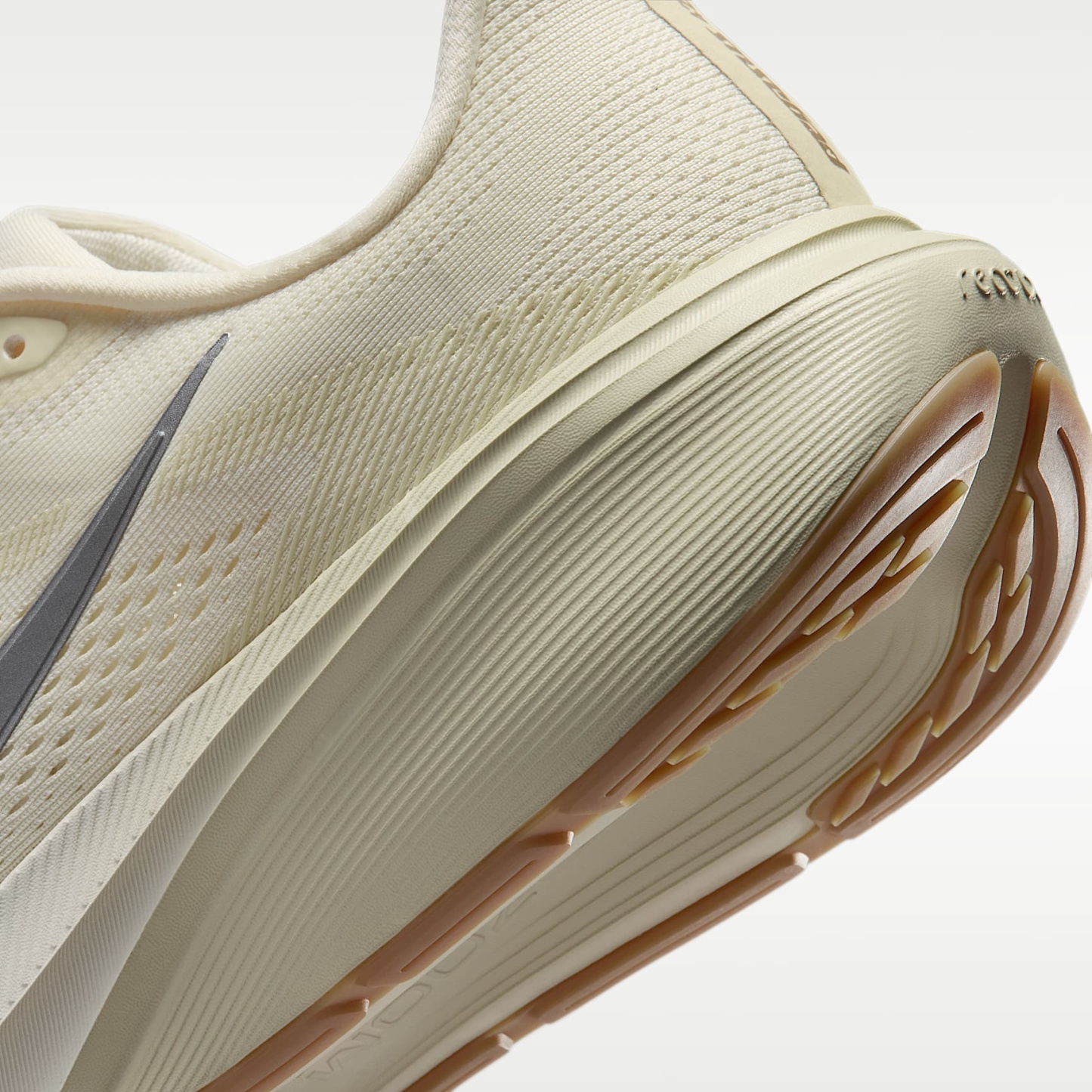 Nike Pegasus 42 Straßenlaufschuh (Herren) – Coconut Milk/Light Khaki/Gum Light Brown/Metallic Silver