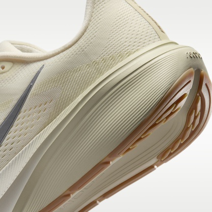Nike Pegasus 42 Straßenlaufschuh (Herren) – Coconut Milk/Light Khaki/Gum Light Brown/Metallic Silver