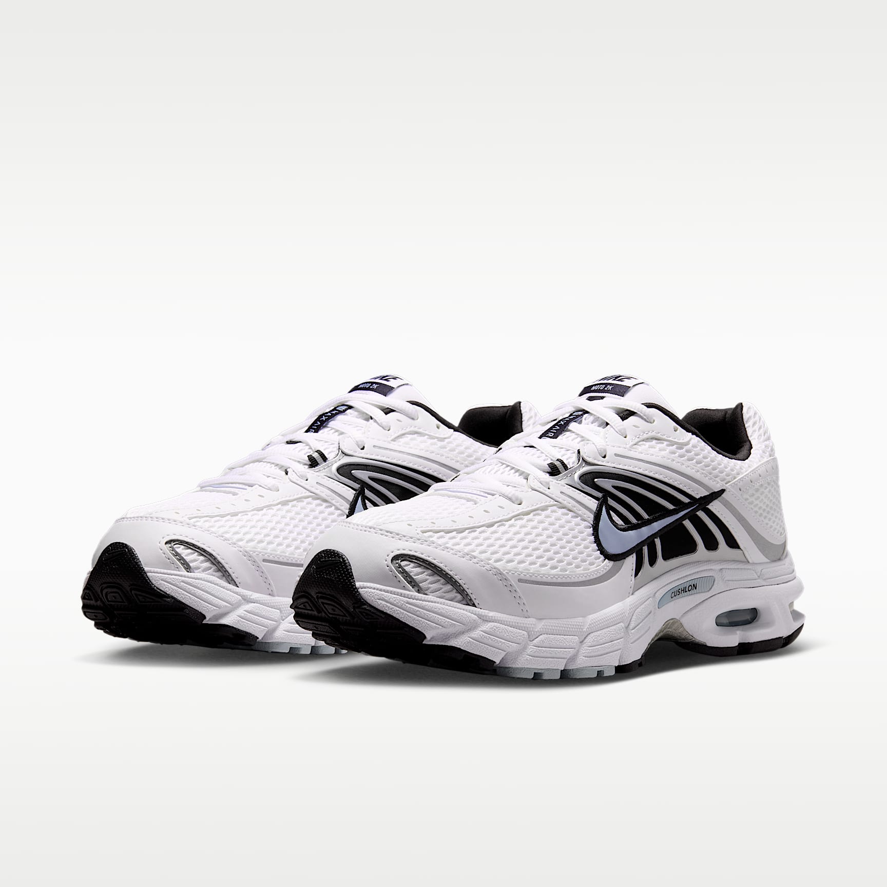 Nike Air Max Moto 2K Schuh (Herren) – Weiß/Light Armory Blue/Metallic Silver/Schwarz