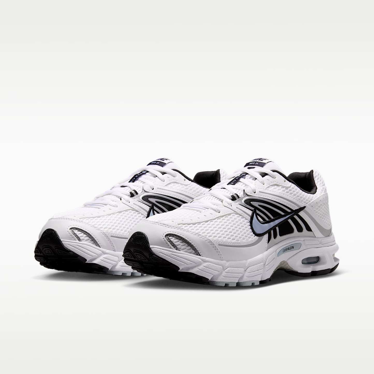 Nike Air Max Moto 2K Schuh (Herren) – Weiß/Light Armory Blue/Metallic Silver/Schwarz