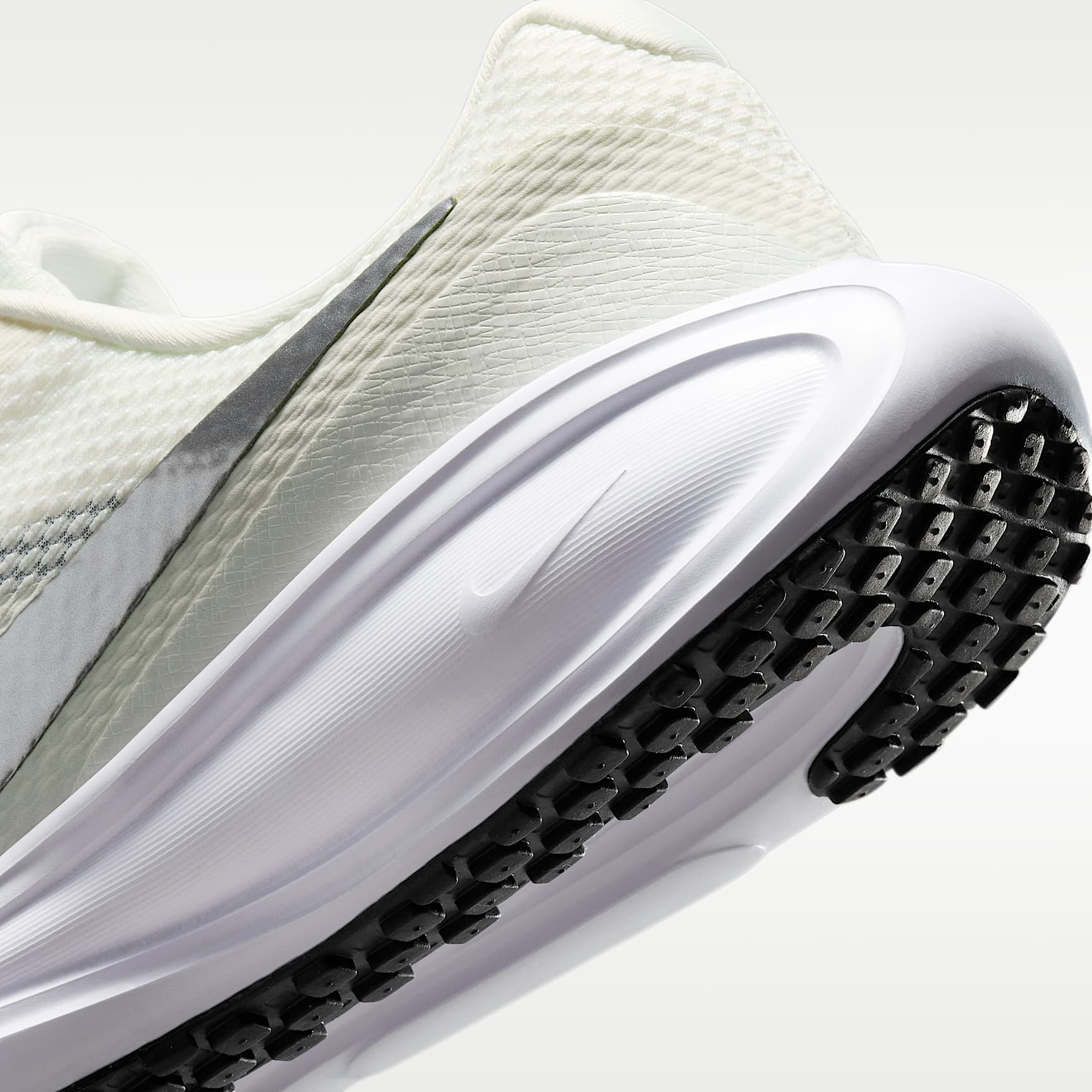 Nike Revolution 8 Straßenlaufschuh (Damen) – Sail/Weiß/Schwarz/Metallic Silver