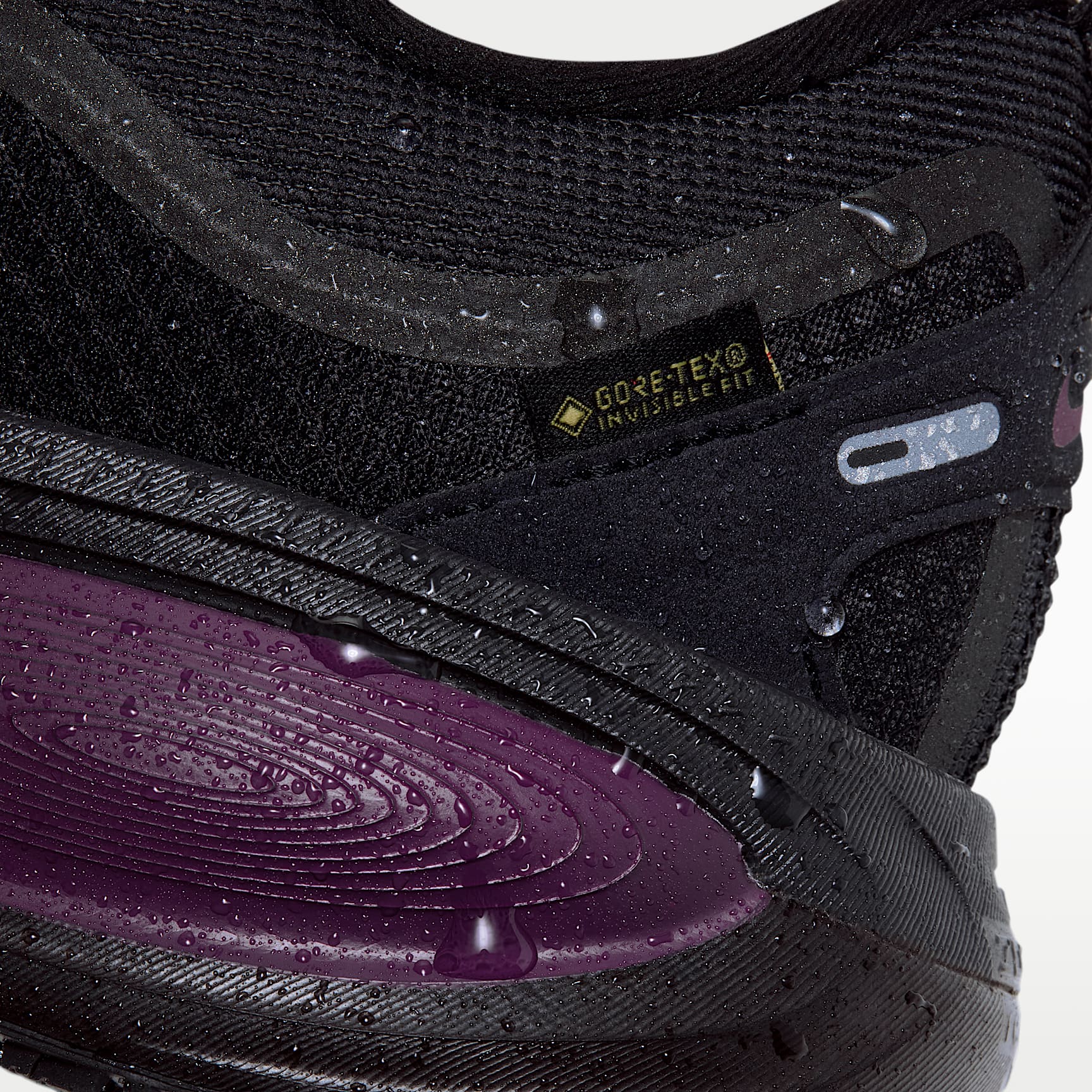 Nike Vomero 18 GORE-TEX Wasserdichter Straßenlaufschuh mit reflektierenden Designakzenten (Damen) – Schwarz/True Berry/Purple Pulse/Metallic Silver