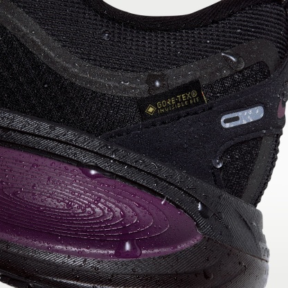 Nike Vomero 18 GORE-TEX Wasserdichter Straßenlaufschuh mit reflektierenden Designakzenten (Damen) – Schwarz/True Berry/Purple Pulse/Metallic Silver