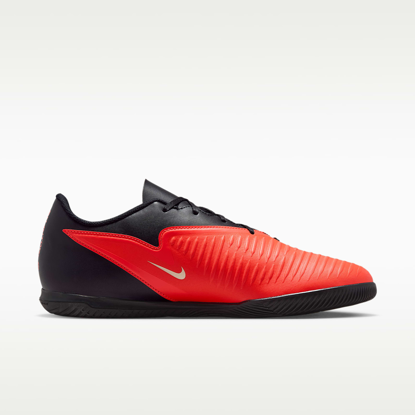 Nike Phantom 6 Low Club Fußballschuh für Hallen- und Hartplätze – Bright Crimson/Schwarz/Blur