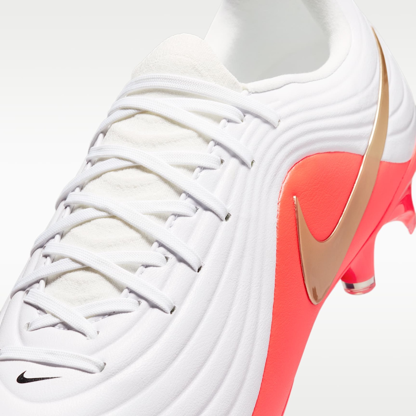 Nike Tiempo Maestro Academy Low Top Fußballschuh für verschiedene Böden – Weiß/Bright Crimson/Blur