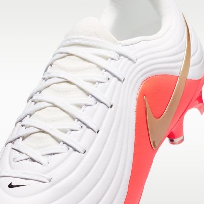 Nike Tiempo Maestro Academy Low Top Fußballschuh für verschiedene Böden – Weiß/Bright Crimson/Blur