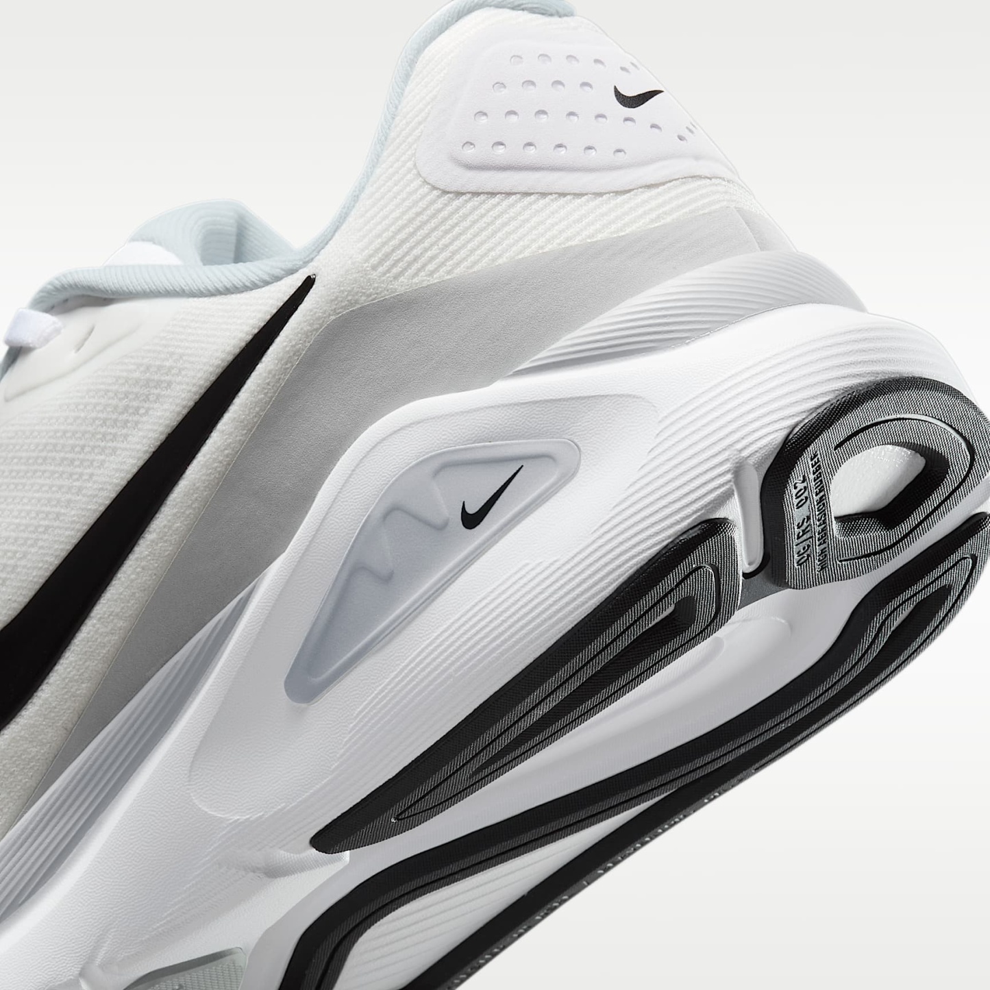 Nike Structure 26 Straßenlaufschuh (Damen) – Weiß/Pure Platinum/Schwarz