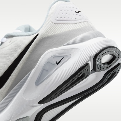 Nike Structure 26 Straßenlaufschuh (Damen) – Weiß/Pure Platinum/Schwarz