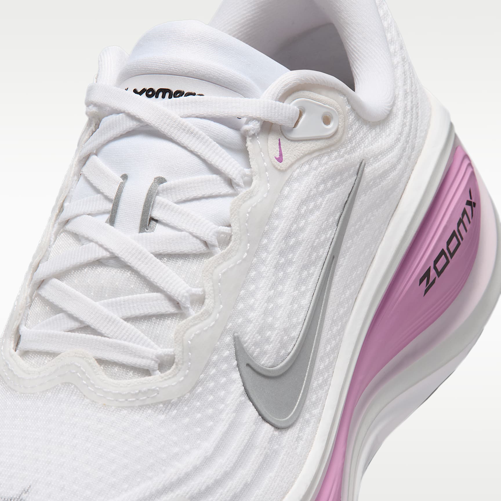Nike Vomero Plus Straßenlaufschuh (Damen) – Weiß/Bleached Lilac/Summit White/Metallic Silver