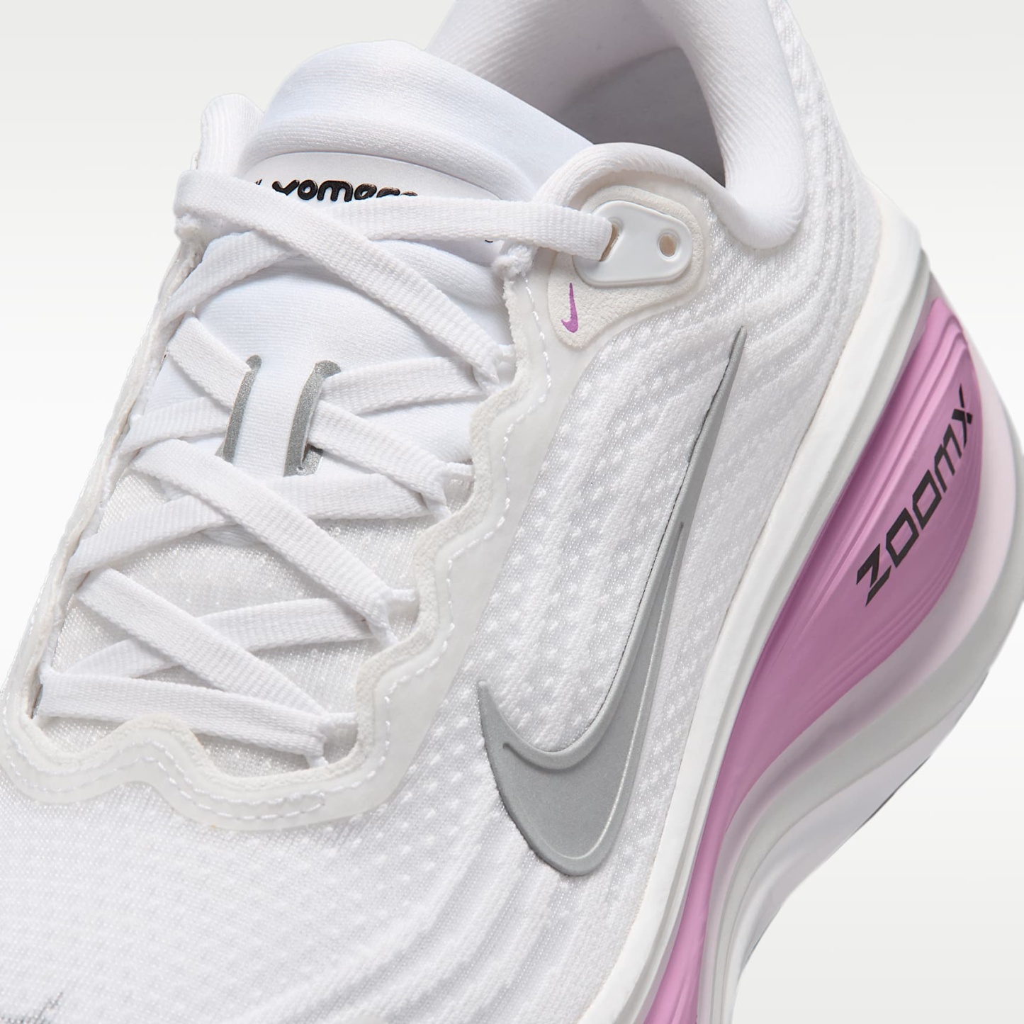 Nike Vomero Plus Straßenlaufschuh (Damen) – Weiß/Bleached Lilac/Summit White/Metallic Silver