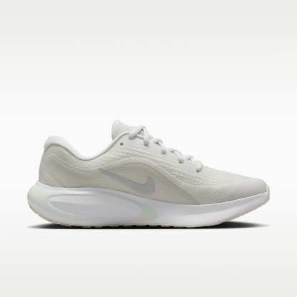 Nike Journey Run Straßenlaufschuh für Damen – Summit White/Barely Green/Weiß/Metallic Silver