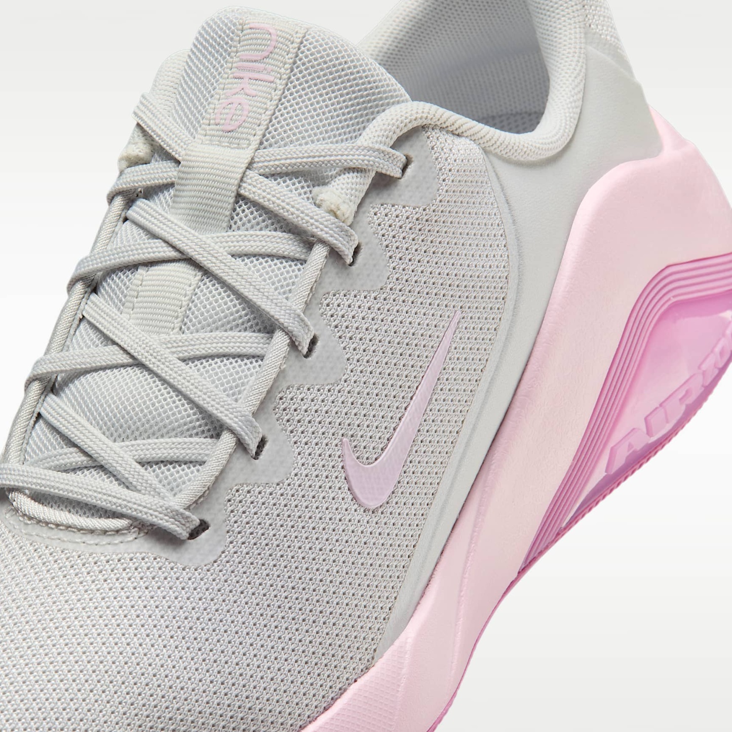 Nike Bella 7 Workout-Schuh (Damen) – Photon Dust/Light Magenta/Pink Foam