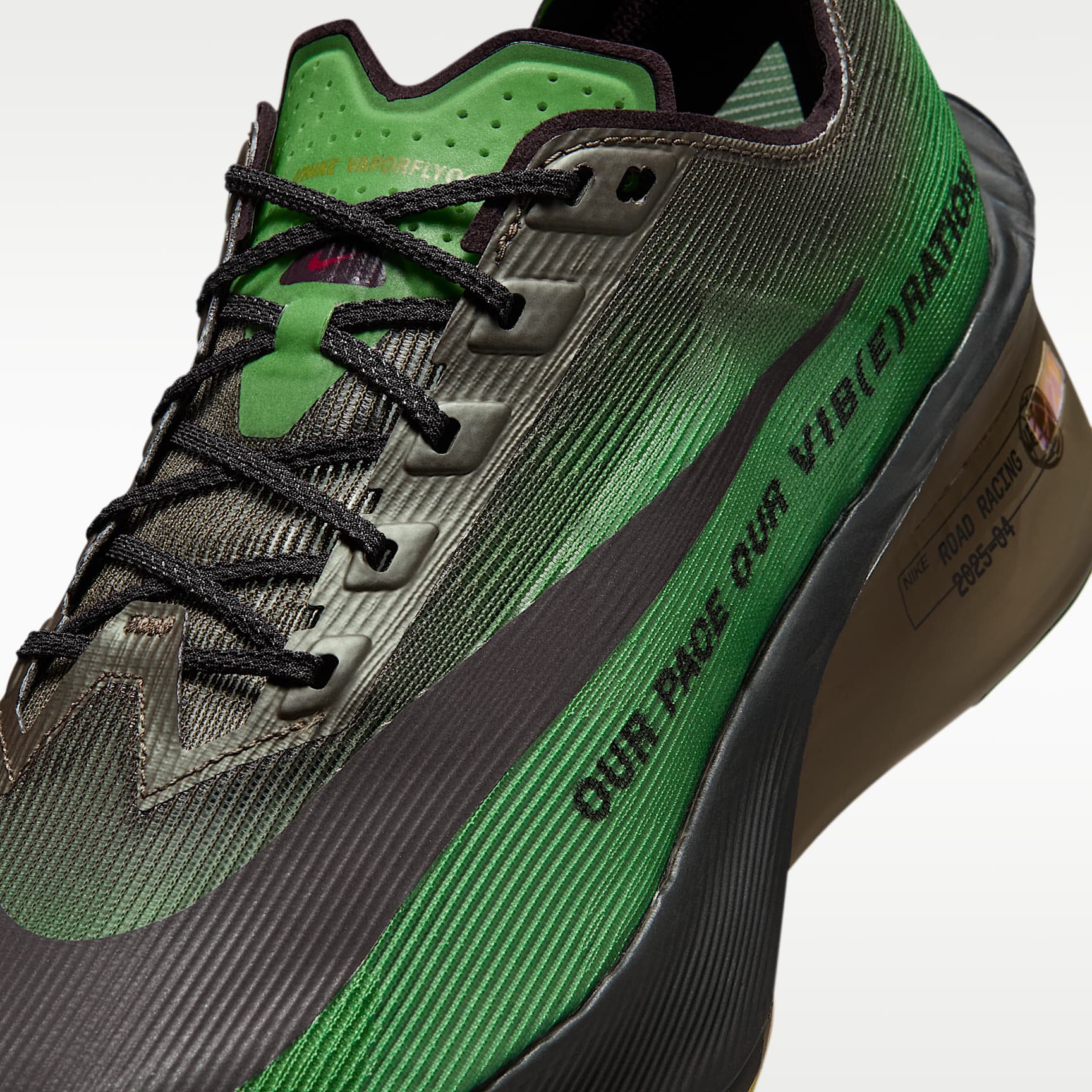 Nike Vaporfly 4 Laufschuh für Straßenwettkämpfe (Herren) – Chlorophyll/Off Noir/Mink Brown/Burgundy Ash