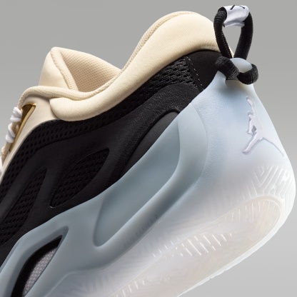 Jordan Heir Series 2 "Precious Medals" Basketballschuh – Pearl White/Schwarz/Metallic Gold/Weiß