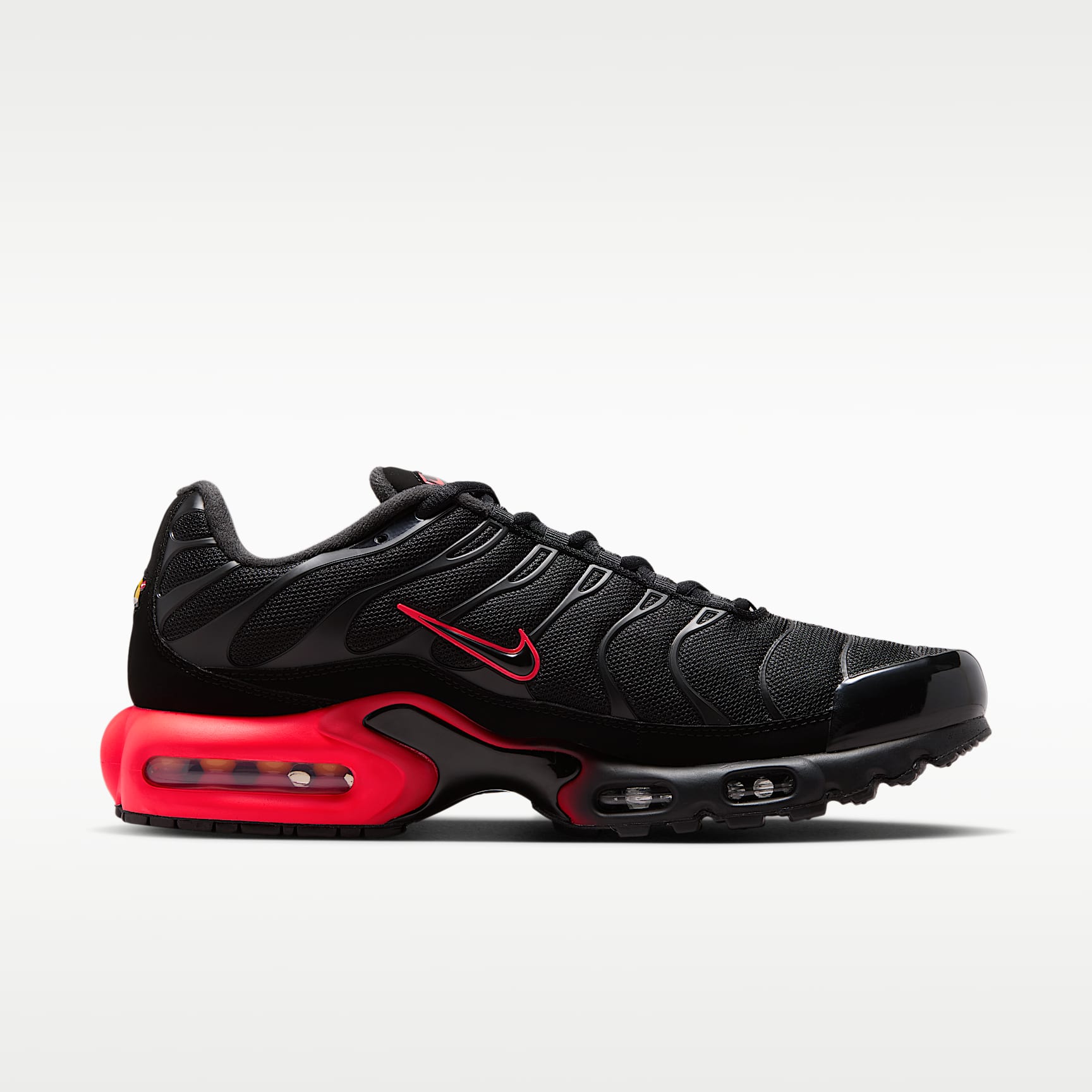 Nike Air Max Plus Schuh (Herren) – Schwarz/Bright Crimson/Schwarz/Schwarz