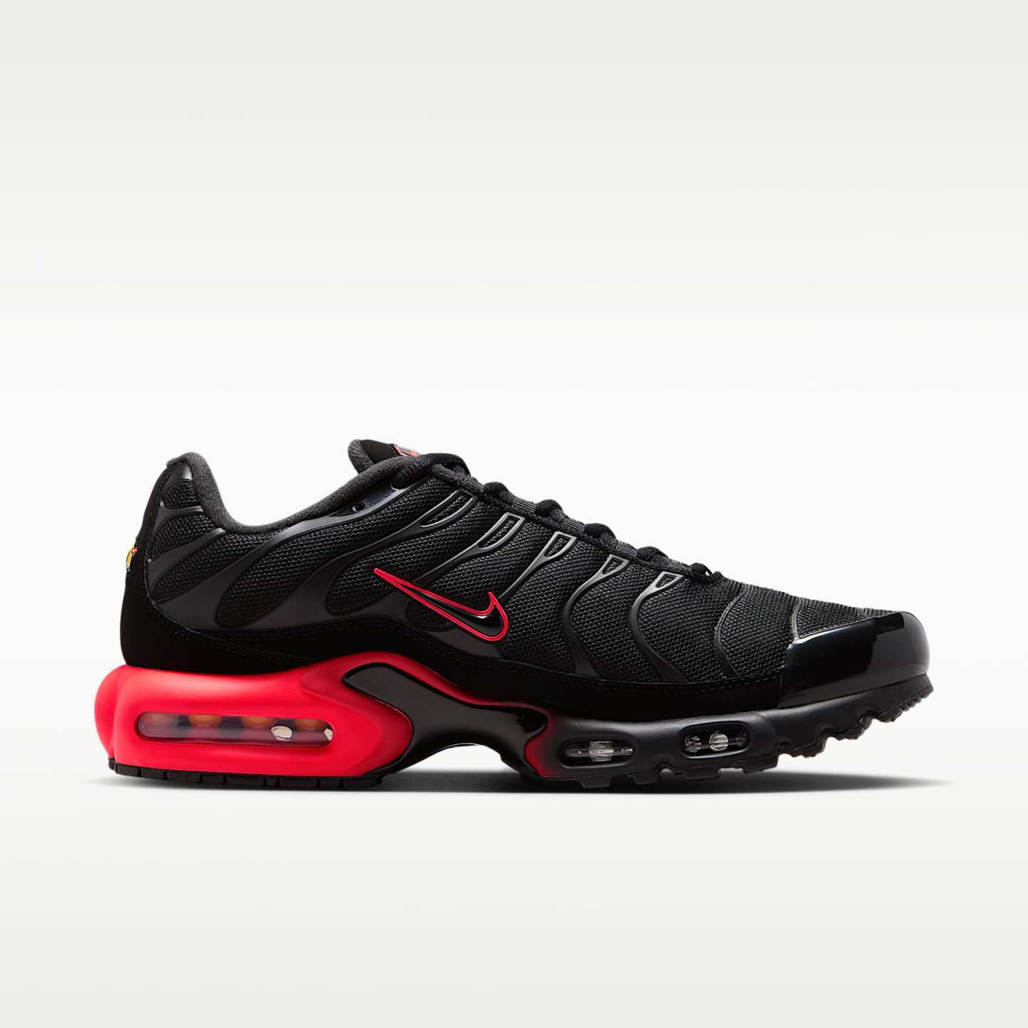 Nike Air Max Plus Schuh (Herren) – Schwarz/Bright Crimson/Schwarz/Schwarz