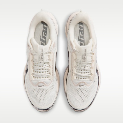 Nike Pegasus Premium SE Straßenlaufschuh (Damen) – Phantom/Anthracite/Metallic Silver/Pencil Point