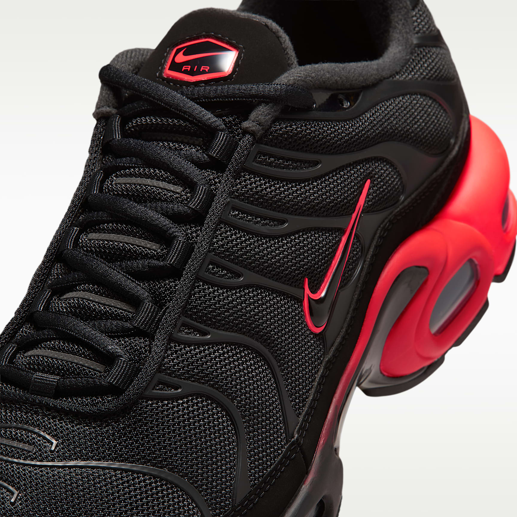 Nike Air Max Plus Schuh (Herren) – Schwarz/Bright Crimson/Schwarz/Schwarz